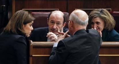 Leading members of the Socialist Party, the Popular Party and the Catalan CiU bloc converse during the recent State of the Nation debate in Congress.