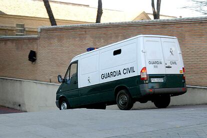 El furgón que trasladó a los tres detenidos entra en el garage de los juzgados.