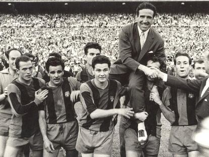 Helenio Herrera sostenido por los jugadores del Barcelona.