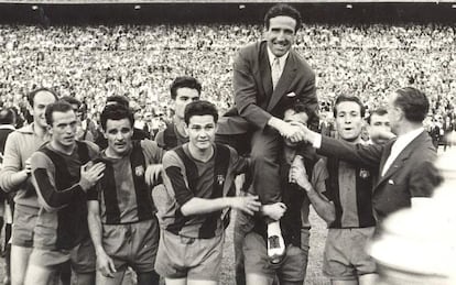 Helenio Herrera sostenido por los jugadores del Barcelona.