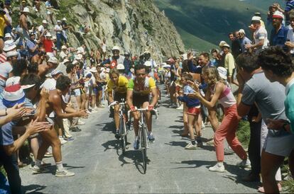 Greg Lemond, vencedor del Tour de Francia de 1986, con Bernard Hinault durante la subida al Alpe d'Huez. El año en que el estadounidense se llevó la victoria en París, curiosamente, no llegó primero a la mítica cima de la ronda gala. Fue el ciclista francés el que se llevó esta etapa.