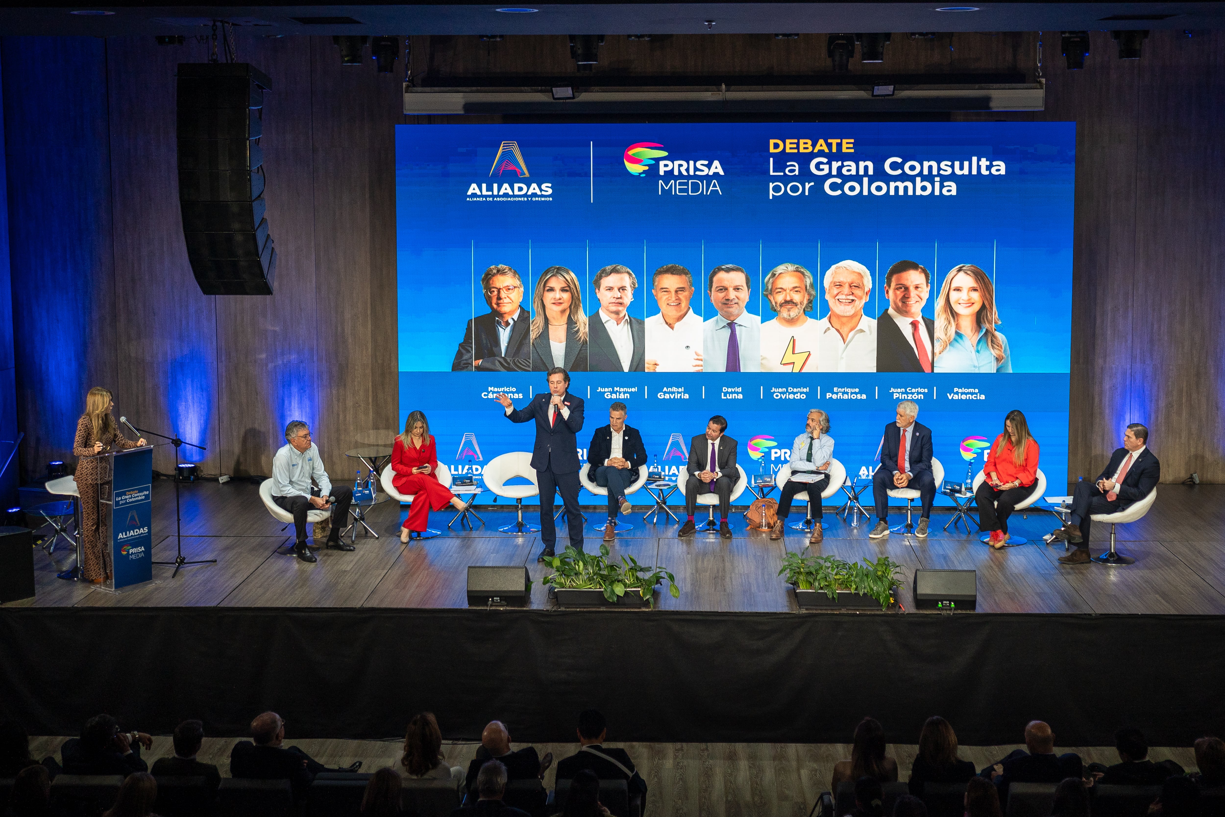 Los nueve candidatos de la derecha refuerzan su unidad ante la división de la izquierda y la amenaza de De La Espriella