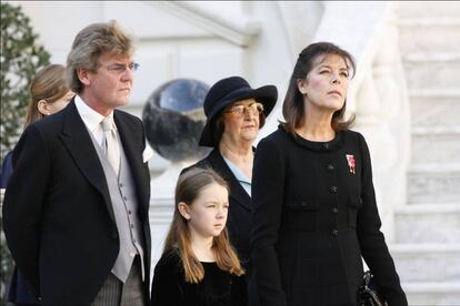 Ernesto de Hannover con Carolina de Mónaco y su hija Alexandra en Mónaco en 2008. 