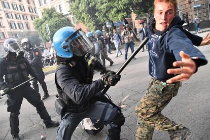 Agentes de la policía antidisturbios intervienen durante una confrontación entre miembros del partido neofascista CasaPound y manifestantes antifascistas, este jueves en Génova (Italia).