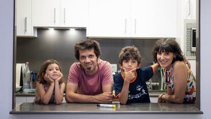 Dídac Blasco, su hermana Berta y sus padres (Albert y Eva), esta semana en el piso de la familia en Barcelona con una inyección de adrenalina encima la barra de la cocina.
