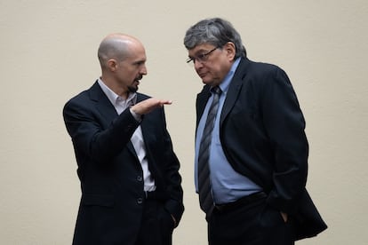 Arturo Castillo y Uuc-kib Espadas conversan durante una sesión del Consejo el 31 de mayo.