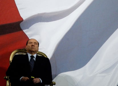 Silvio Berlusconi preside un desfile de los carabineros italianos, en Roma, en agosto 
de 2010.
