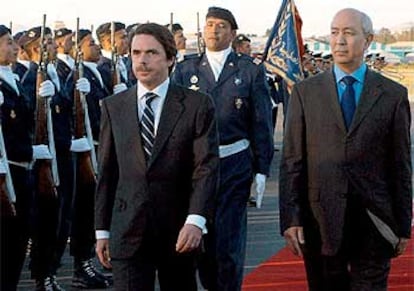 Aznar pasa revista a las tropas a su llegada a Marraquech, acompañado por Driss Jettu.