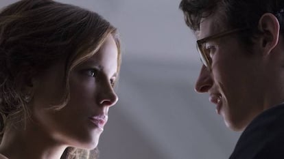 Kate Beckinsale y Callum Turner, en la película.