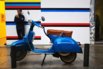 Una vespa aparcada frente a un local remodelado.