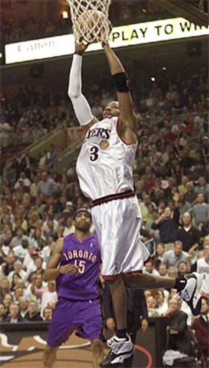 Allen Iverson realiza un mate ante la impotente mirada de Vince Carter en el encuentro disputado en Filadelfia entre los Sixers y los Raptors.