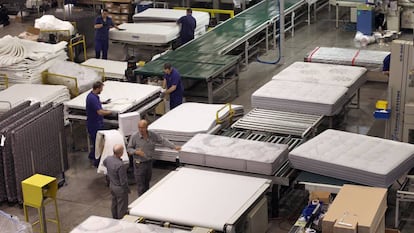 Trabajadores de Flex en la planta que la compañía tiene en Getafe