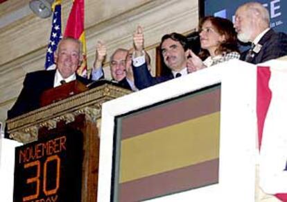 El presidente del Gobierno español, José María Aznar (centro), junto a su esposa, Ana Botella, y los directivos de la Bolsa de Nueva York.