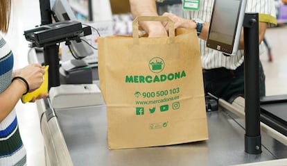 Bolsa de papel reciclado implantada por Mercadona.