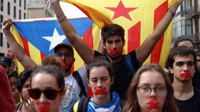 Manifestación de jóvenes este lunes en protesta por la actuación policial el 1-O.