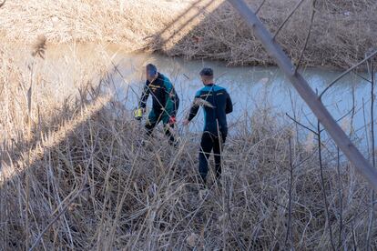 Agentes de la Guardia Civil buscan el arma del crimen en el arroyo Salado, en El Rubio (Sevilla).