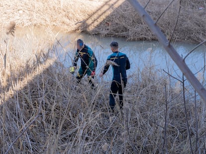Agentes de la Guardia Civil buscan el arma del crimen en el arroyo Salado, en El Rubio (Sevilla).