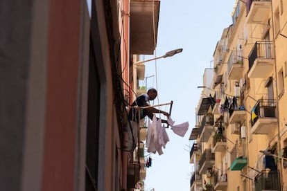 Un hombre tendiendo en su casa. Barcelona, Cataluña