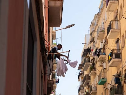 Un hombre tendiendo en su casa. Barcelona, Cataluña