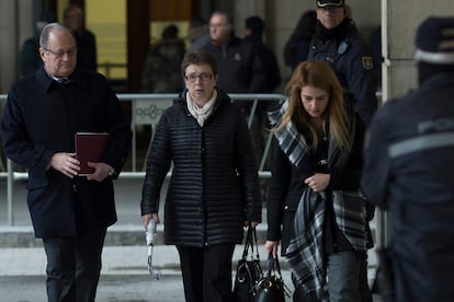 La exconsejera Carmen Martínez Aguayo, en el centro, a su llegada a la Audiencia Provincial de Sevilla, en enero de 2018.