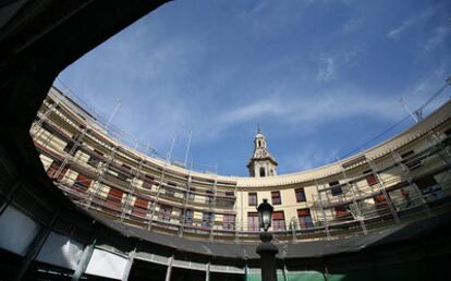 El desmontaje de los 6.000 metros cuadrados de andamios que rodean la plaza Redonda de Valencia.