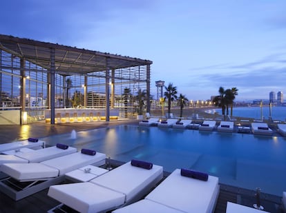 El Grand Central Hotel Barcelona es un hotel de diseño con unas fantásticas vistas al Barrio Gótico y la catedral de Barcelona desde la piscina infinita de su azotea.