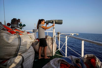 Esther Camp otea el horizonte en busca de embarcaciones con migrantes a bordo. 
