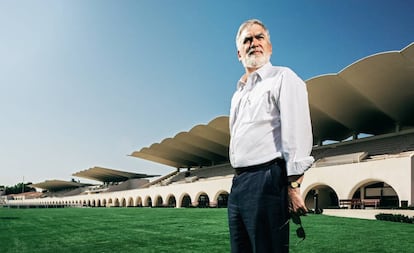 Martín Domínguez Ruz, ante las tribunas del Hipódromo de la Zarzuela, obra de su padre, Arniches y Torroja.