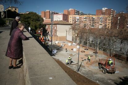 Obres a la plaça Olof Palme.