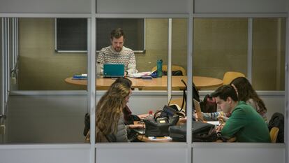 Estudiantes en la Universidad Autónoma de Madrid. SANTI BURGOS