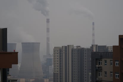 Humo saliendo por las chimeneas de una central eléctrica de carbón, en Xi'an en diciembre de 2021.