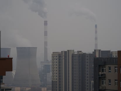 Humo saliendo por las chimeneas de una central eléctrica de carbón, en Xi'an en diciembre de 2021.