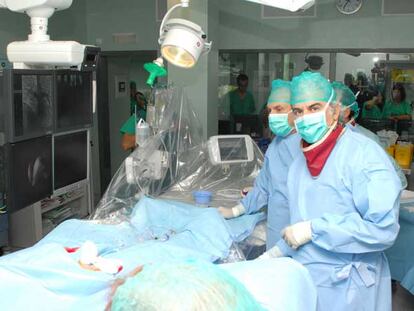 El equipo de cirugía cardiaca del hospital Reina Sofía, durante la implantación de las válvulas.