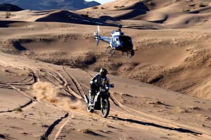 Andrew Short durante la primera etapa con un helicóptero al fondo. 