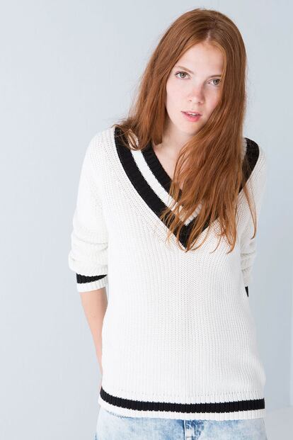 Bershka también lo ha incluido en su colección para este otoño en dos tonos: blanco con la 'V' en negro y viceversa. Su precio es de 22,99 euros.