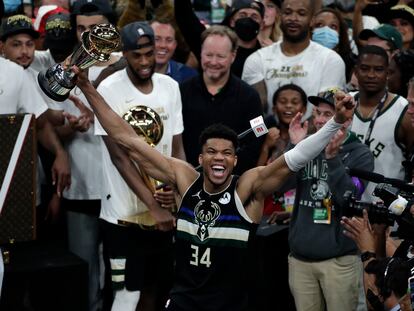 Giannis Antetokounmpo de los Milwaukee Buck celebra el trofeo MVP después de derrotar a los Phoenix Suns en el sexto juego de las finales de la NBA y proclamarse campeones.