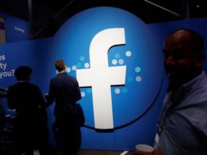 Logo de Facebook en una conferencia de desarrolladores en San José (California, EE UU).