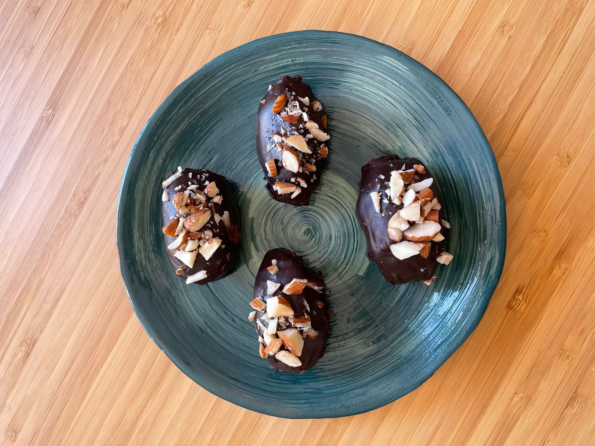 Dátiles con frutos secos y chocolate: unos bombones caseros sin complicaciones