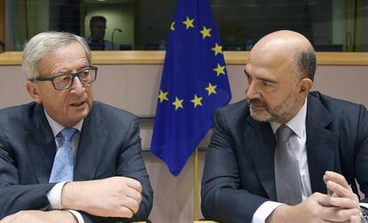 Jean-Claude Juncker (I) y el comisario Pierre Moscovici.
