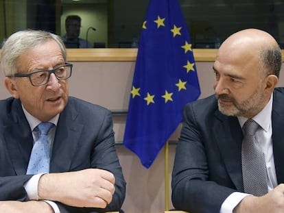 Jean-Claude Juncker (I) y el comisario Pierre Moscovici. 