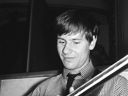 Hilton Valentine, durante una sesión de grabación en Londres, en 1964.