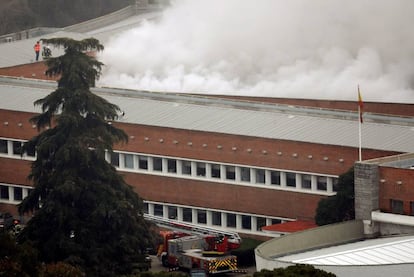 Vista general del incendio del laboratorio de química del Instituto de Ciencias de la Construcción Eduardo Torroja, del Consejo Superior de Investigaciones Científicas (CSIC), en Madrid.