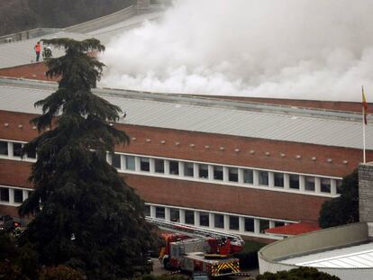 Vista general del incendio del laboratorio de química del Instituto de Ciencias de la Construcción Eduardo Torroja, del Consejo Superior de Investigaciones Científicas (CSIC), en Madrid.