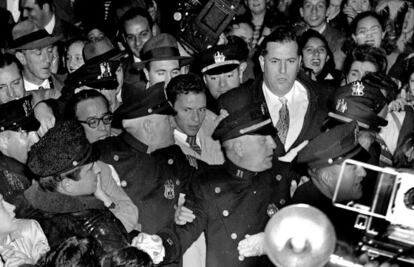 Frank Sinatra acorralado por sus fans en Hoboken, Nueva Jersey.