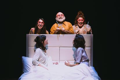 Una escena de la obra 'Supernormales'. De izquierda a derecha: Anna Marchessi, Emilio Gavira, Carlota Gaviño (arriba), Irene Serrano y Natalia Huarte (abajo).