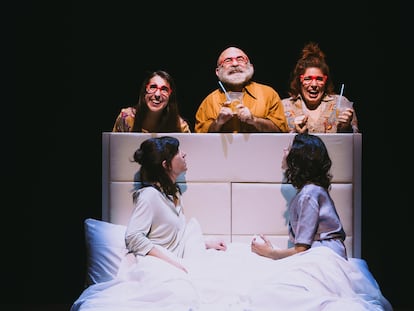 Una escena de la obra 'Supernormales'. De izquierda a derecha: Anna Marchessi, Emilio Gavira, Carlota Gaviño (arriba), Irene Serrano y Natalia Huarte (abajo).
