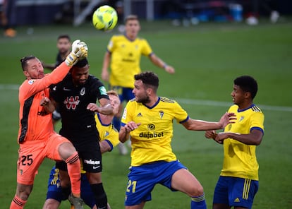 Ledesma salva una ocasión rival en el partido del Cádiz ante el Granada.