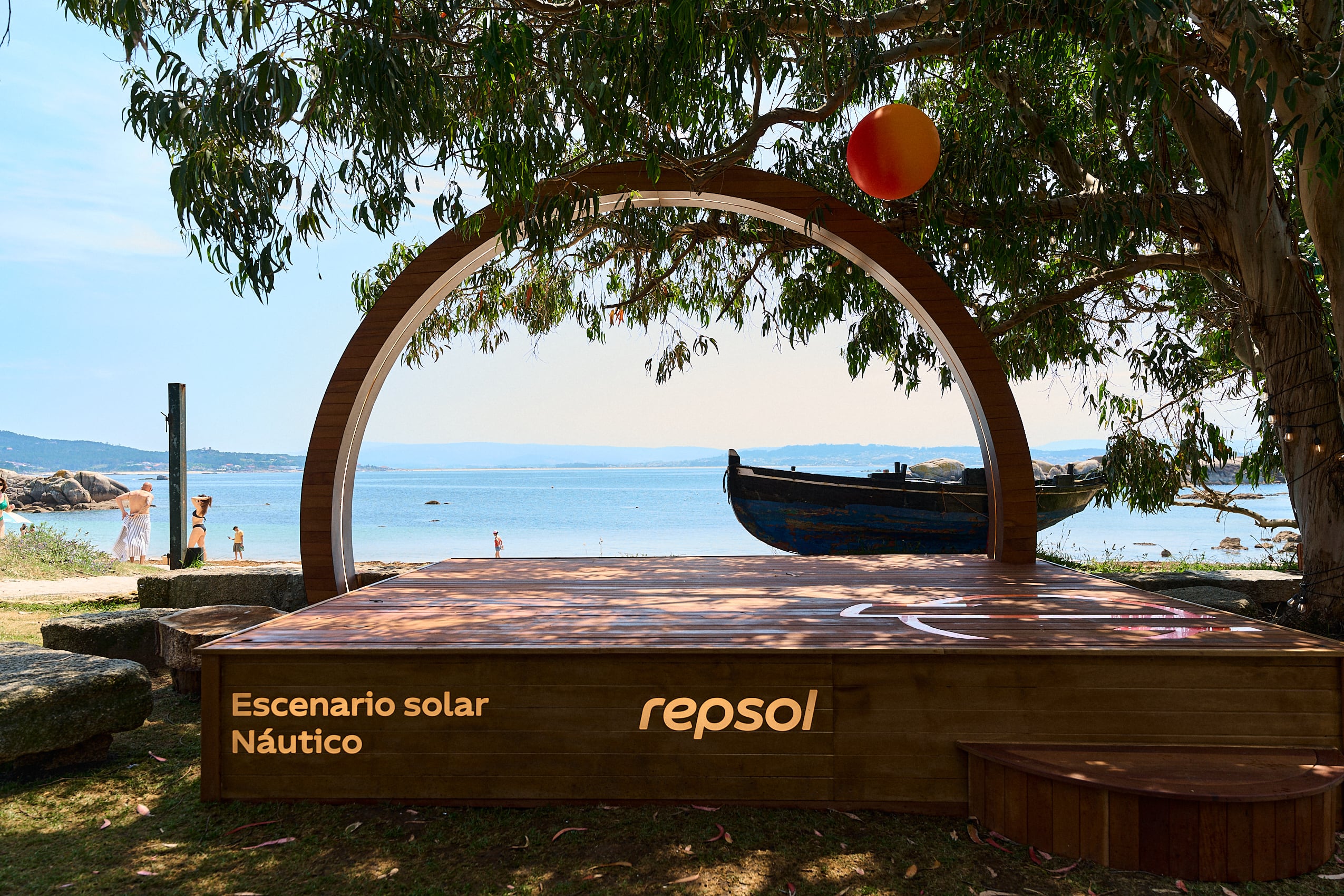 El escenario solar instalado en el Náutico de San Vicente, uno de los enclaves más emblemáticos de la música en directo en España, en O Grove (Pontevedra).