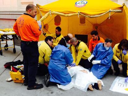 Facultativos del Samur hacen maniobras de reanimaci&oacute;n en un simulacro en el Palacio de Cibeles.