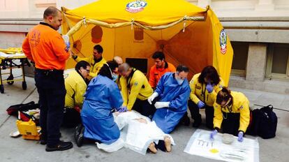 Facultativos del Samur hacen maniobras de reanimación en un simulacro en el Palacio de Cibeles.